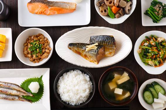 科学的研究は、日本の伝統的な食事が死亡率の低下に寄与することを示唆しています。|ゲッティイメージズ